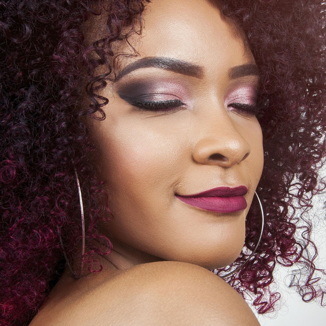 ragazza con ricci definiti curly method