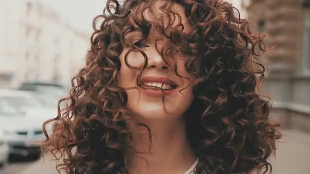 Donna con capelli ricci che abbraccia la sua texture naturale